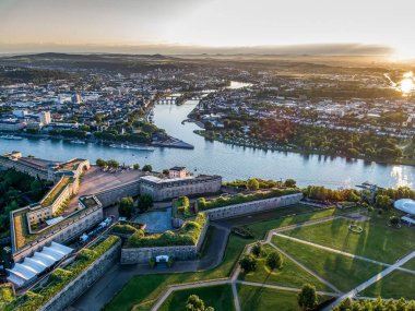 Günbatımında Almanya 'daki Ehrenbreitstein Kalesi ve Koblenz Şehri' nin Hava Görüntüsü