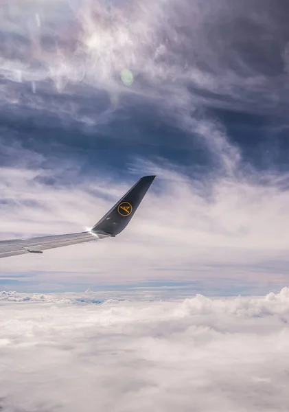 フランクフルトドイツ18.11.19コンドル青空の雲の中に飛行機の翼 — ストック写真