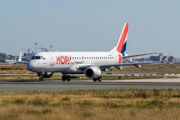 FRANKFURT, GERMANY 11.08.2019 French HOP Airlines F-HBLC Embraer E190LR start departure at fraport airport — стоковое фото