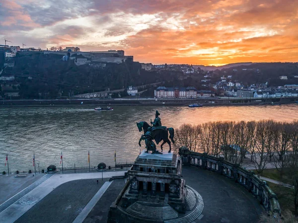 Bunte Sonnenaufgänge am brennenden Himmel der Stadt Koblenz Historisches Denkmal Deutsches Eck, wo Rhein und Mosel zusammenfließen — Stockfoto