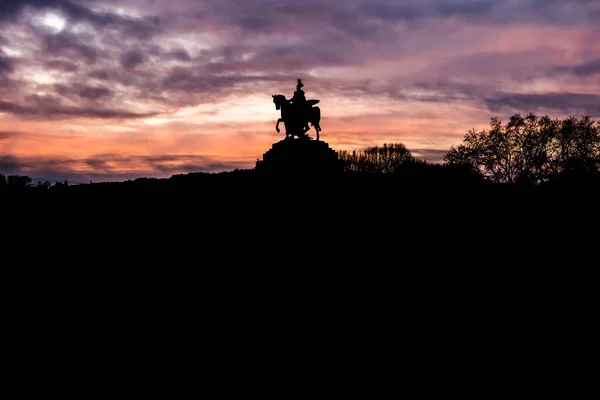 Bunte Sonnenaufgänge am brennenden Himmel der Stadt Koblenz Historisches Denkmal Deutsches Eck, wo Rhein und Mosel zusammenfließen — Stockfoto