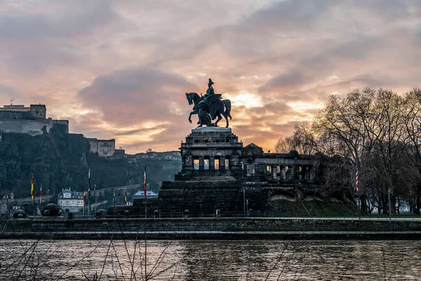 Kleurrijke zonsopgang brandende hemel Koblenz Historisch monument van de stad Duitse Hoek waar de rivier rhine en mosele samen stromen — Stockfoto