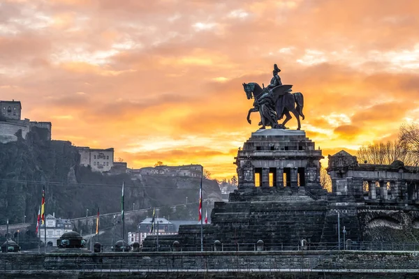 Coloré lever de soleil brûlant ciel Coblence City monument historique Coin allemand où le Rhin et la mosquée coulent ensemble — Photo