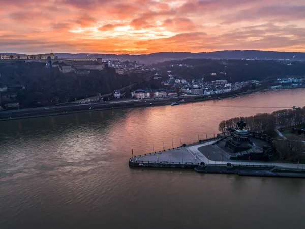 Colorido amanecer cielo ardiente Koblenz Monumento histórico de la ciudad Rincón alemán donde el rin del río y el mosele fluyen juntos — Foto de Stock