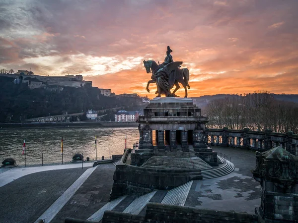 Bunte Sonnenaufgänge am brennenden Himmel der Stadt Koblenz Historisches Denkmal Deutsches Eck, wo Rhein und Mosel zusammenfließen — Stockfoto