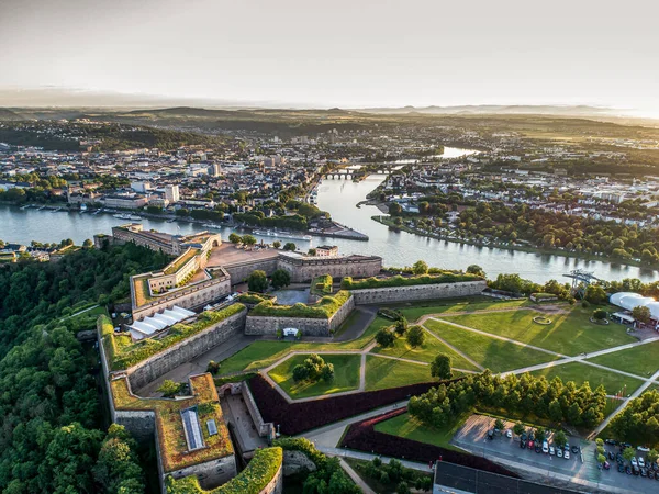 Günbatımında Almanya 'daki Ehrenbreitstein Kalesi ve Koblenz Şehri' nin Hava Görüntüsü