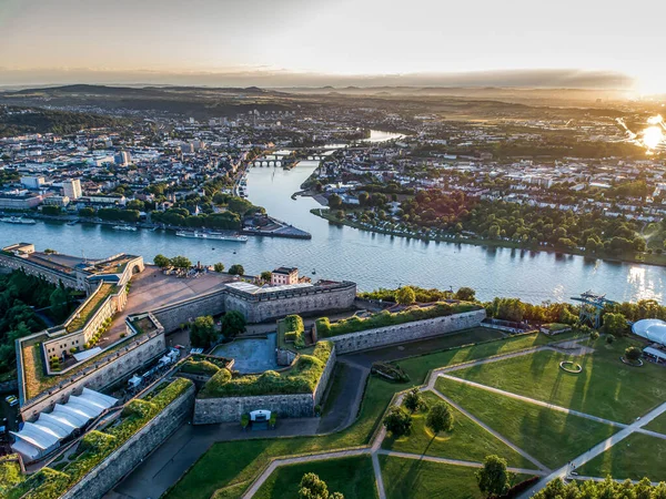 Vista aérea da fortaleza de Ehrenbreitstein e da cidade de Koblenz, na Alemanha, durante o pôr do sol — Fotografia de Stock