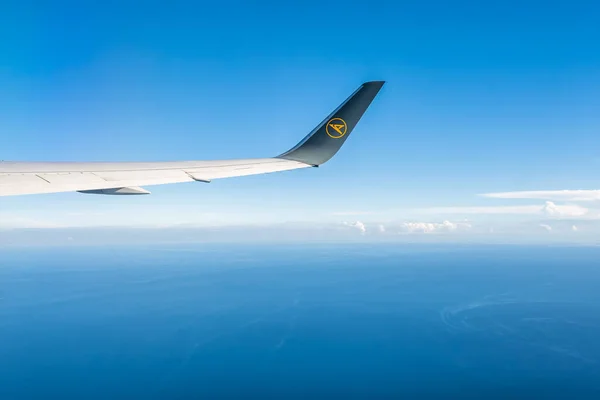 フランクフルトドイツ18.11.19コンドル青空の雲の中に飛行機の翼 — ストック写真