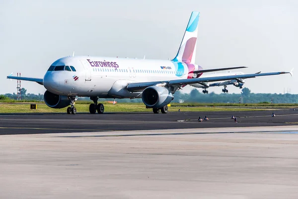 Франкфурт Німеччина 16.05.18 Літак Eurowings Airline починає політ в аеропорт готовий до зльоту — стокове фото