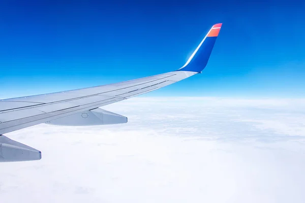 Skrzydło samolotu na niebie czerwone skrzydło błękitne niebo chmury — Zdjęcie stockowe