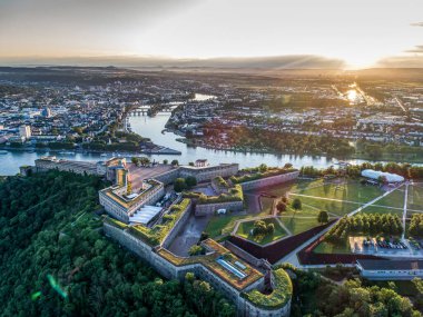 Günbatımında Almanya 'daki Ehrenbreitstein Kalesi ve Koblenz Şehri' nin Hava Görüntüsü