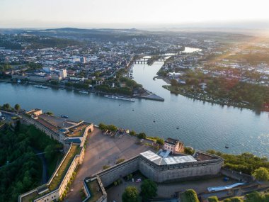 Günbatımında Almanya 'daki Ehrenbreitstein Kalesi ve Koblenz Şehri' nin Hava Görüntüsü