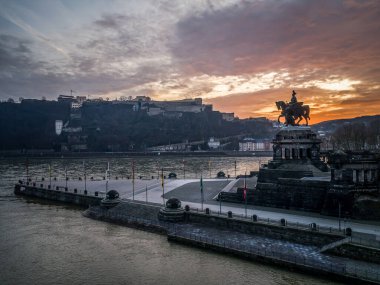 Renkli Gündoğumu yanan gökyüzü Koblenz Şehri tarihi anıtı Ren nehri ve Mosele nehrinin birlikte aktığı Alman Köşesi