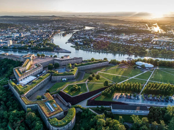 Vista aérea da fortaleza de Ehrenbreitstein e da cidade de Koblenz, na Alemanha, durante o pôr do sol — Fotografia de Stock