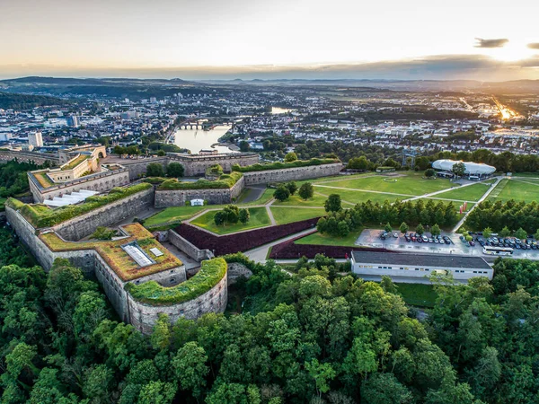 Vista aérea da fortaleza de Ehrenbreitstein e da cidade de Koblenz, na Alemanha, durante o pôr do sol — Fotografia de Stock