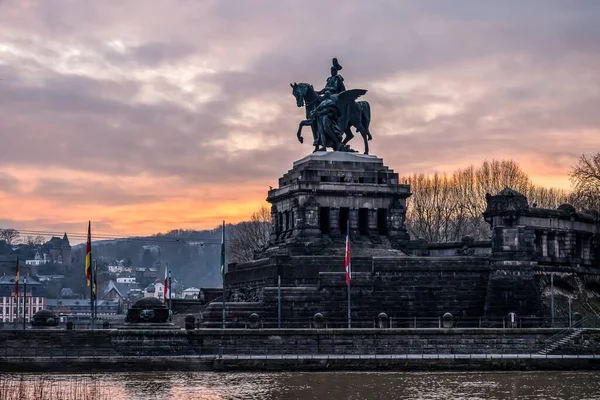 Bunte Sonnenaufgänge am brennenden Himmel der Stadt Koblenz Historisches Denkmal Deutsches Eck, wo Rhein und Mosel zusammenfließen — Stockfoto
