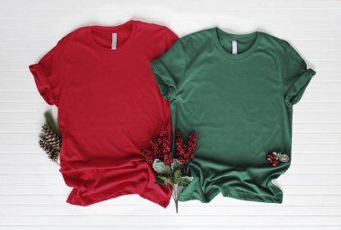 Kırmızı ve yeşil tişört modeli. Gömlek çizmeleri ve kot pantolon. Noel!