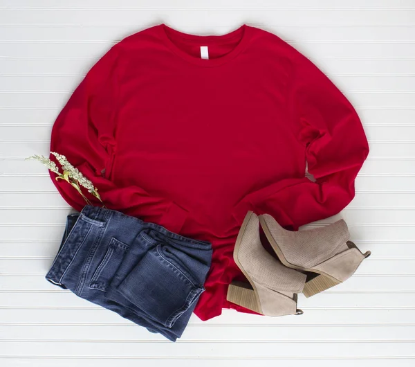Modèle de t-shirt rouge avec bottes et jean. Cônes de pin maquette — Photo