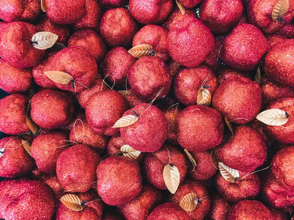 Fondo de Navidad con juguetes de Navidad manzanas brillantes rojas. Navidad, concepto de Año Nuevo — Foto de Stock