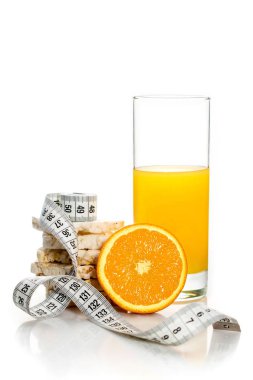Santimetre, portakal, portakal suyu bir bardak crispbreads. Diyet, fitness, beslenme spor. Beyaz arka plan üzerinde izole
