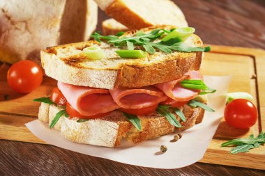 Ahşap bir masa, domates, ekmek, Jambonlu sandviç