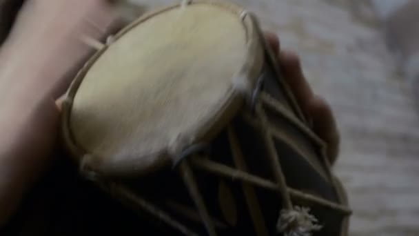 Gros plan des mains jouant de la batterie 