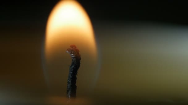 Пламя свечи с макросом — стоковое видео