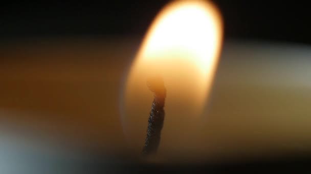 flamme de bougie sur le vent 