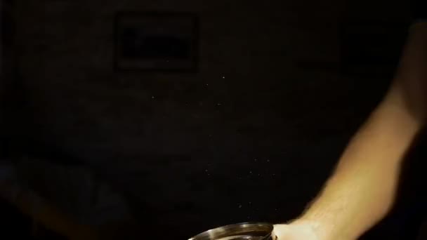 Кофи в зерне в металлической коробке — стоковое видео