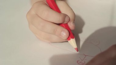 El yakın küçük kız resim çizer