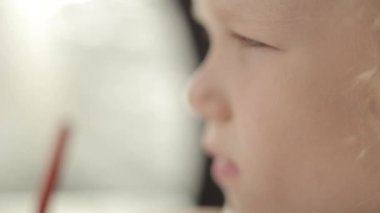 küçük kız thninks ve berabere