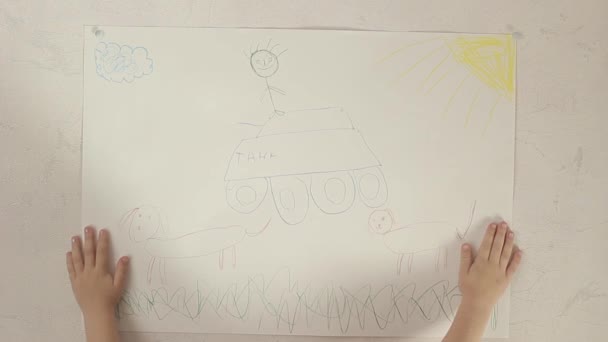 Руки маленької дівчинки на картині, що рухається — стокове відео