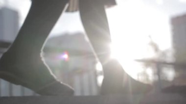 bacaklar köprü kenarına gider