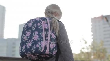 Kız gündoğumu ile köprü kenarına gider