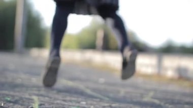 küçük kız seksek oynar