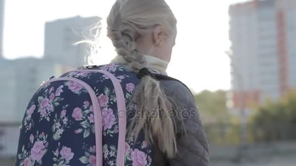 Ragazza va con scool bag backview — Video Stock