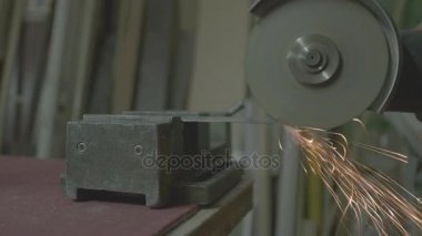 Açı değirmeni içine metal sinked cırtlak disk.