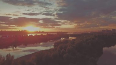günbatımı Sibirya Nehri üzerinde