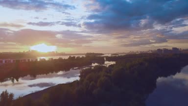 günbatımı Sibirya Nehri üzerinde havadan görünümü