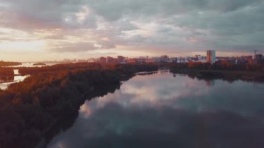 günbatımı Sibirya Nehri üzerinde havadan görünümü