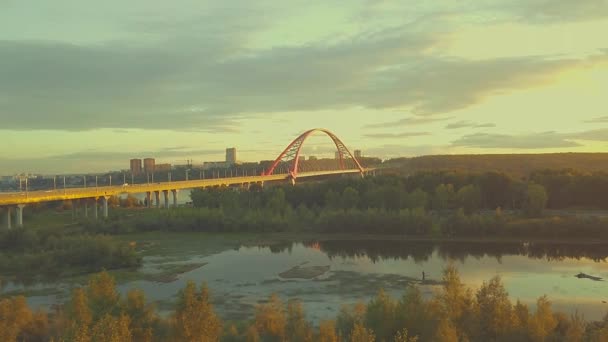 Vista aérea da ponte com uma estrada na Rússia — Vídeo de Stock