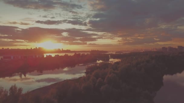 Zonsondergang over de Siberische rivier — Stockvideo