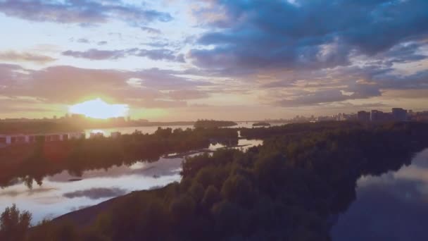 Воздушный вид на закат над Сибирской рекой — стоковое видео