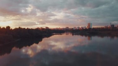 günbatımı Sibirya Nehri üzerinde havadan görünümü