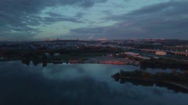 Yaz akşam günbatımında havadan görünümü Rus Nehri üzerinde
