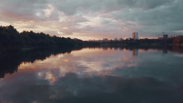 Vista aérea do pôr do sol sobre o rio siberiano — Vídeo de Stock