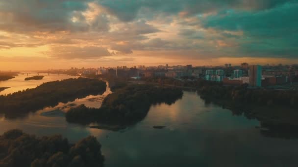 Západ slunce na léto v sibiřském městě — Stock video