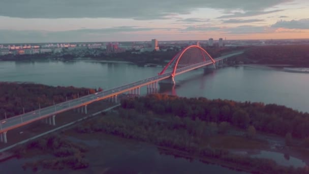 Luchtfoto van de brug over de Russische rivier bij zonsondergang — Stockvideo