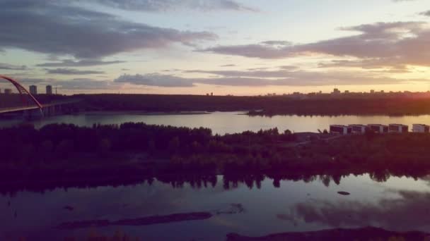 Luchtfoto van de zonsondergang over de Siberische rivier — Stockvideo
