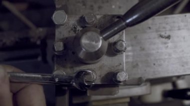 güçlü eller iş söz konusu unscrews bir İngiliz anahtarı cıvata ile. Aferin sana kamera statik, iki planları.